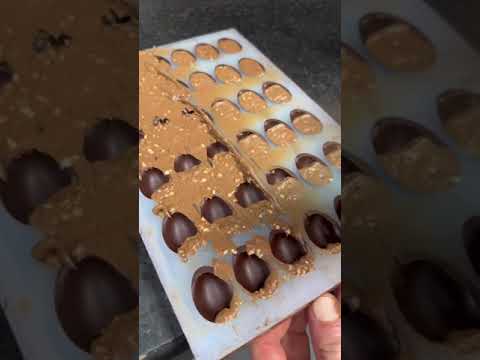 Les techniques d'un artisan chocolatier pour faire des œufs de pâques praliné