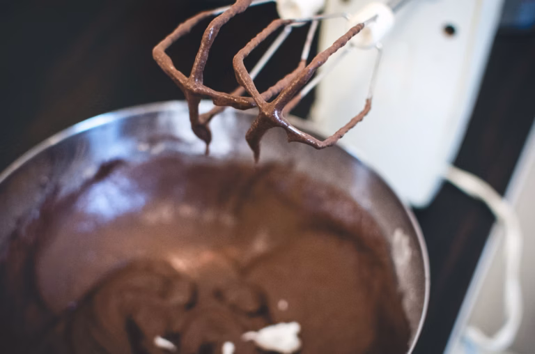 Mousse au chocolat simplissime : seulement 2 ingrédients, sans œufs ni fouet, une recette qui surprend !